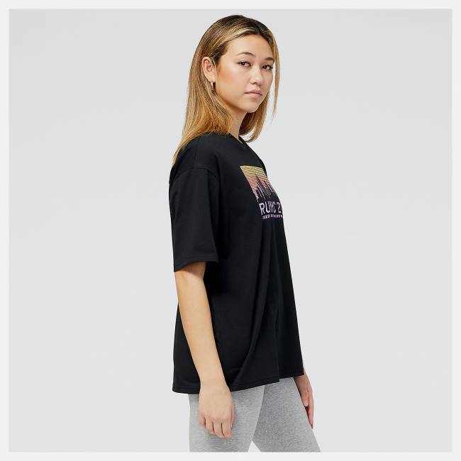 New Balance NYC Marathon NB Essentials Stacked Logo Tee T-shirt Dam Svarta | NB485CVG