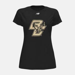 New Balance W Raglan Tech Tee(Boston College) T-shirt Dam Svarta | NB410BGA